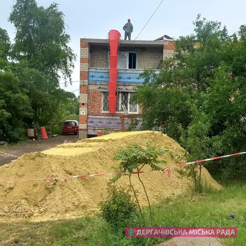 Дергачі, Харківська область. Відбудовують багатоповерхівки на вул 23.Серпня 
