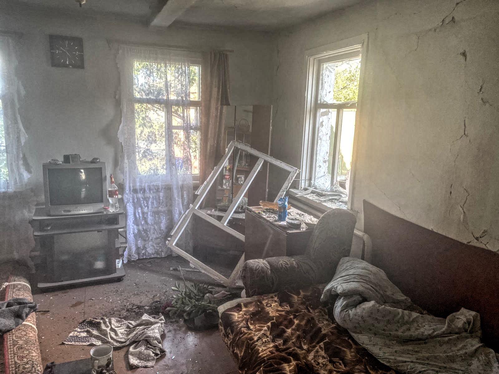 Пошкоджений через обстріл будинок, Харківська область