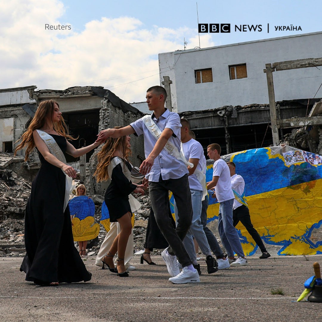 Випускники ліцею № 2 у місті Дергачі танцюють вальс на фоні зруйнованого будинку культури