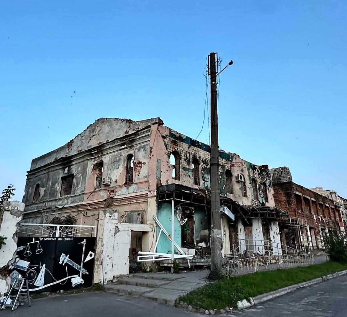 Стріт-арт в місті Ізюм, автор Гамлет Зінківський