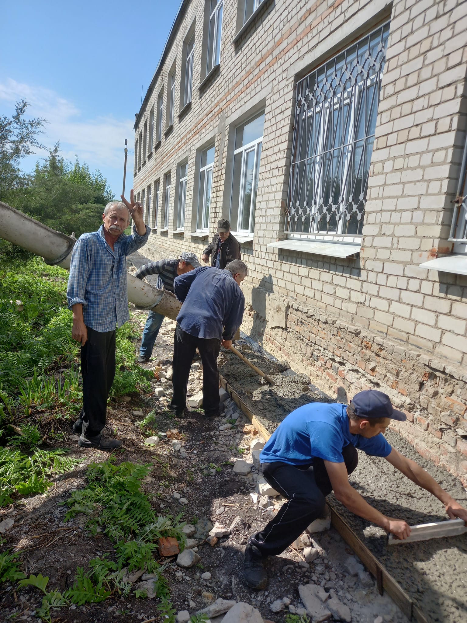 Чкалівці заливають відмостку в ліцею, щоб в укриття не потравляла вода