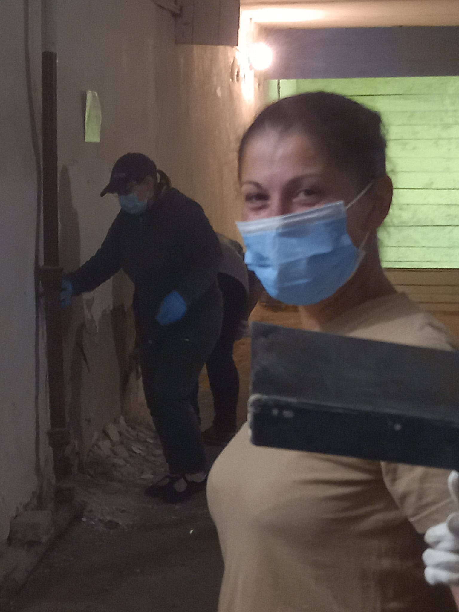 Мешканці Чкаловського гуртом відновлюють укриття у місцевому ліцеї