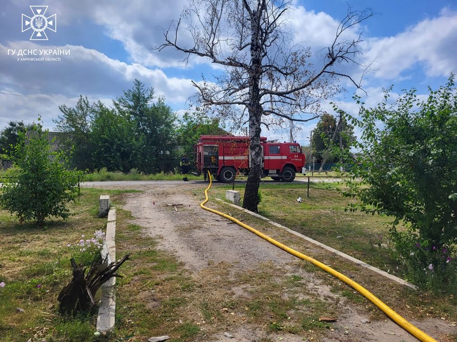 Село Петропавлівка, Харківська область. Рятувальники ліквідують пожежу після обстрілів 