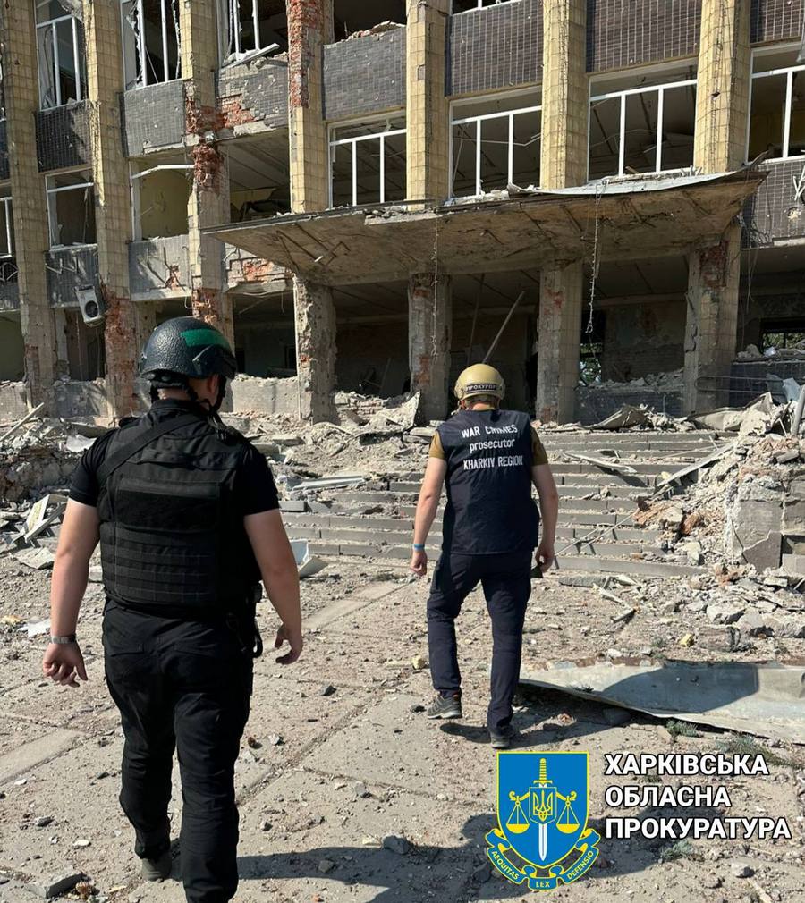 Куп’янськ. Зруйнована міськрада після влучання авіабомби ФАБ-250 