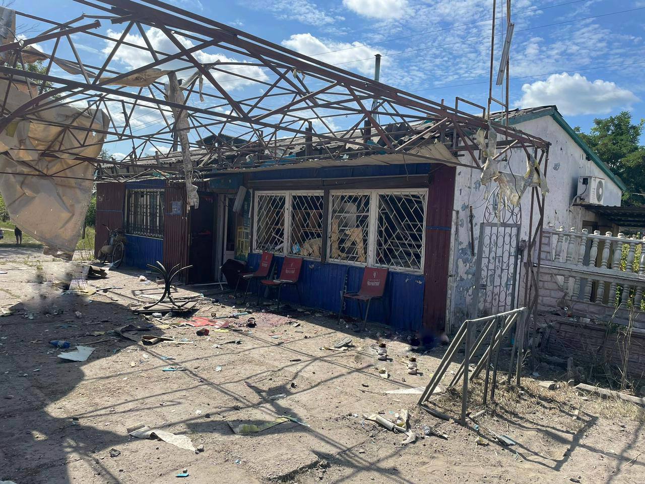 Обстріл села Подоли Харківська область, кафе