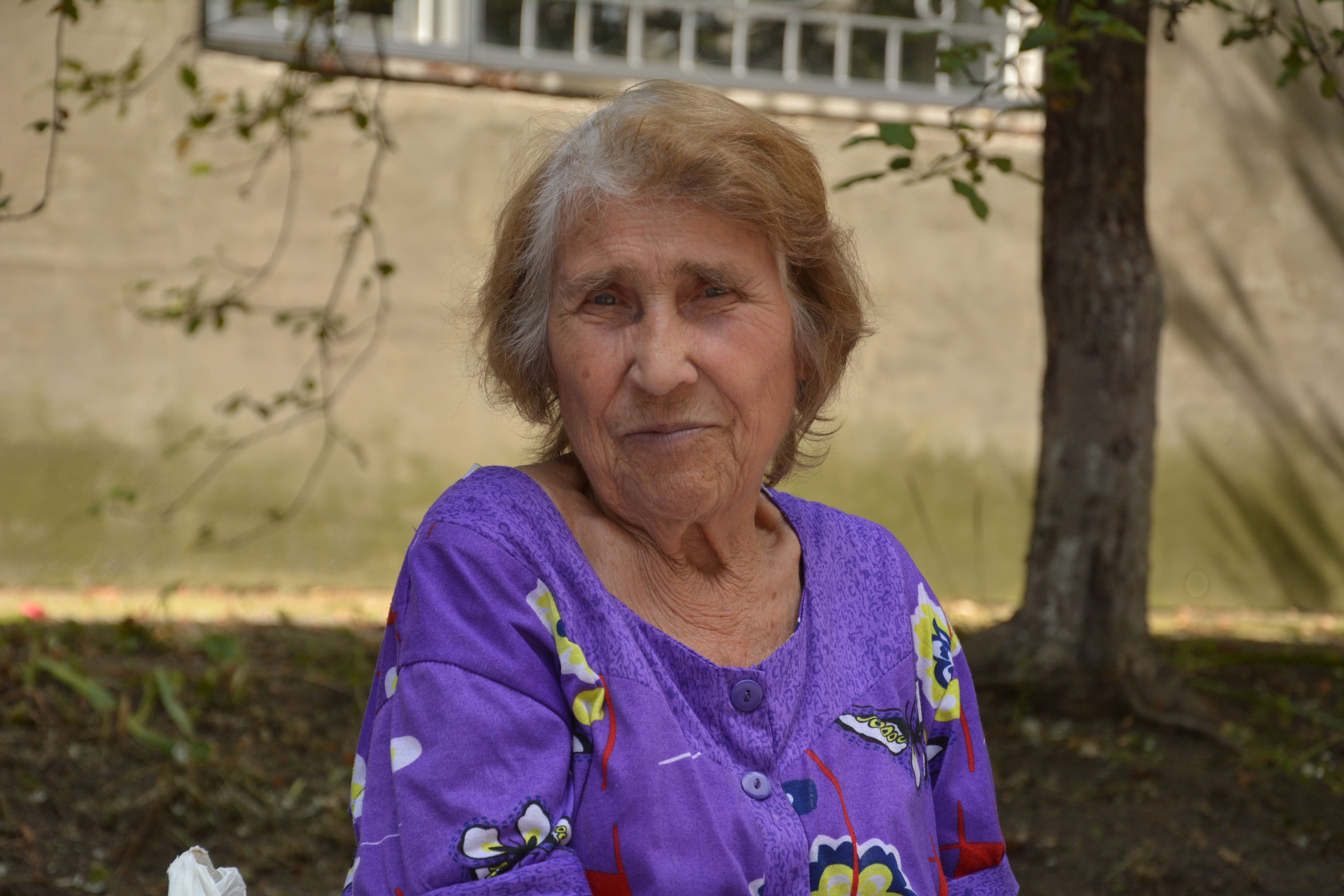 Евакуйована з Куп'янська літня жінка на подвір'ї гуртожитку у Харкові