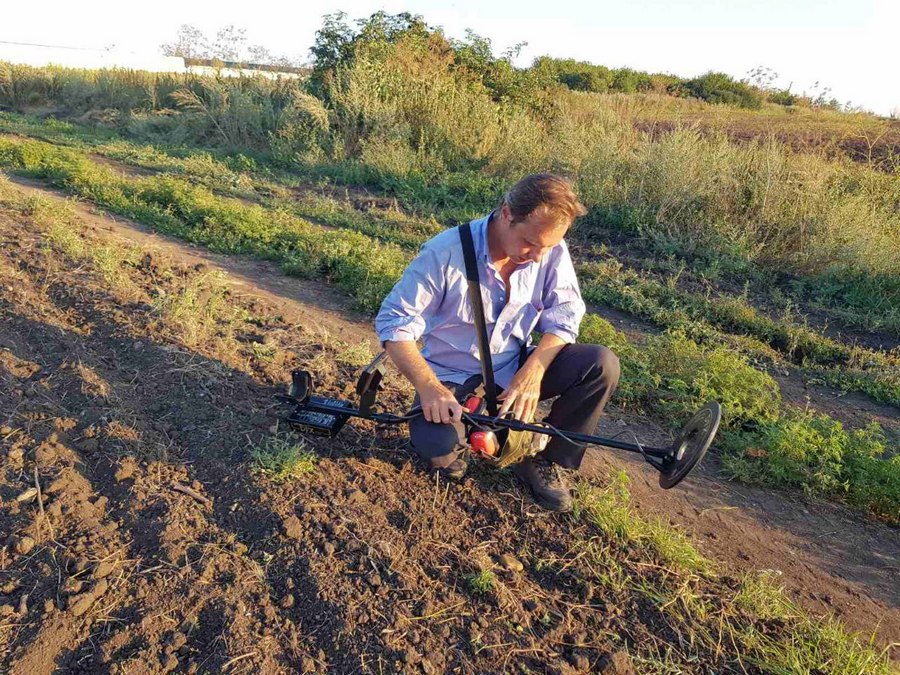 Волохів Яр, Харківська область. Олександр Черняк з металошукачем