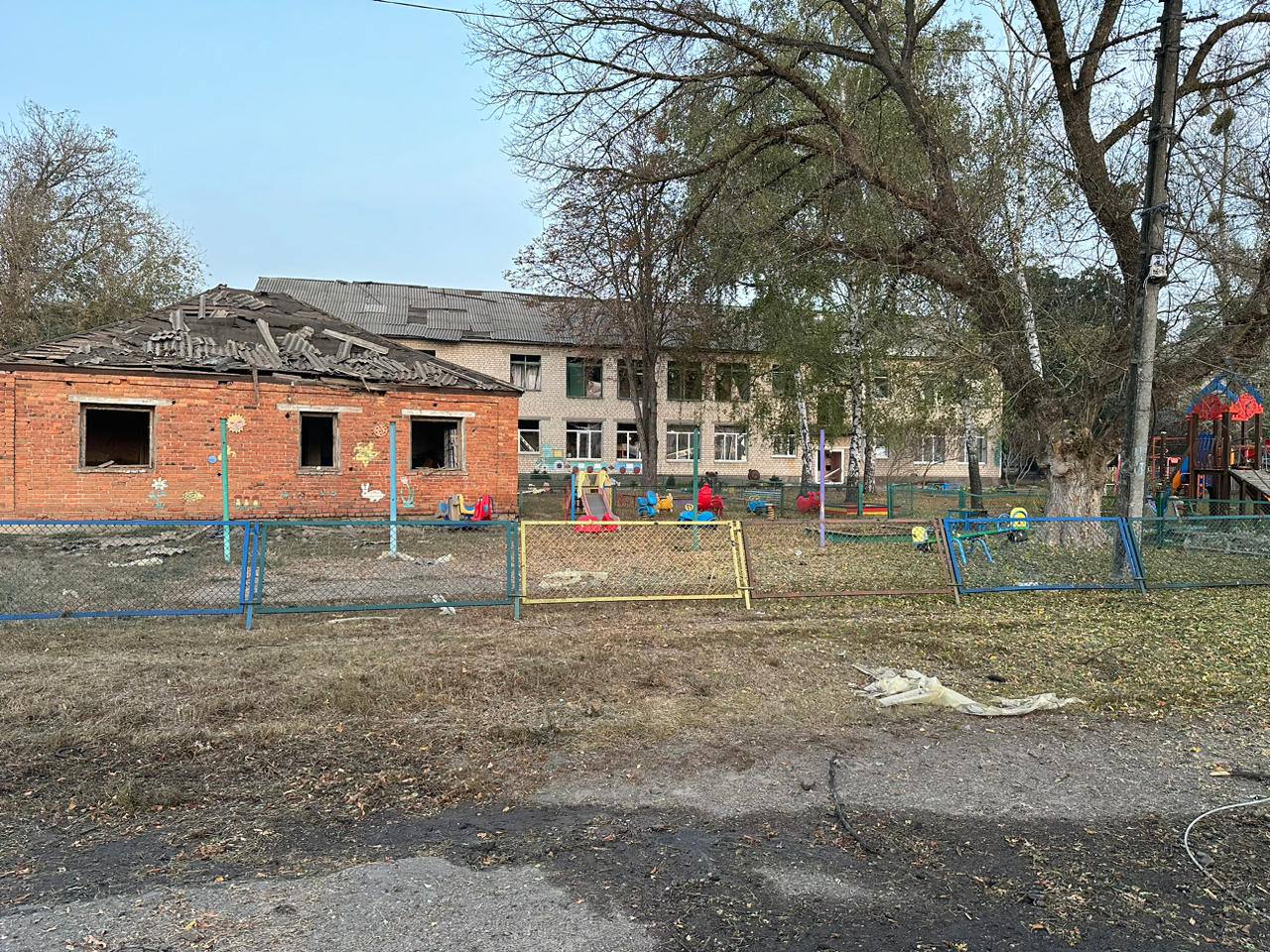 Пошкоджена через обстріл школа, Харківська область