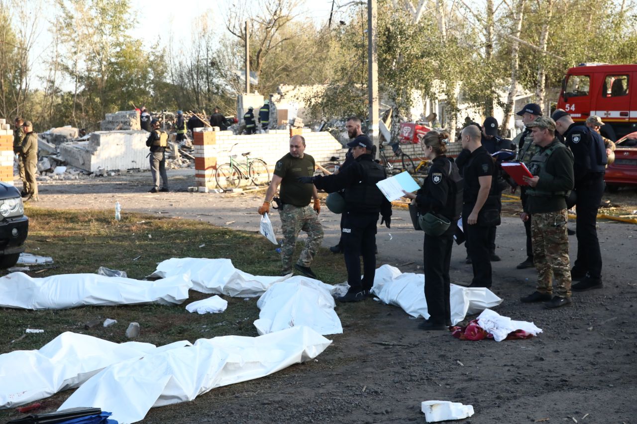 Правоохоронці та рятувальники дістають загиблих внаслідок ракетного удару загиблих у селі Гроза.