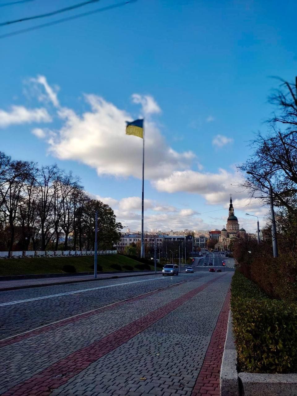У Харкові замінили прапор, який порвався через вітер