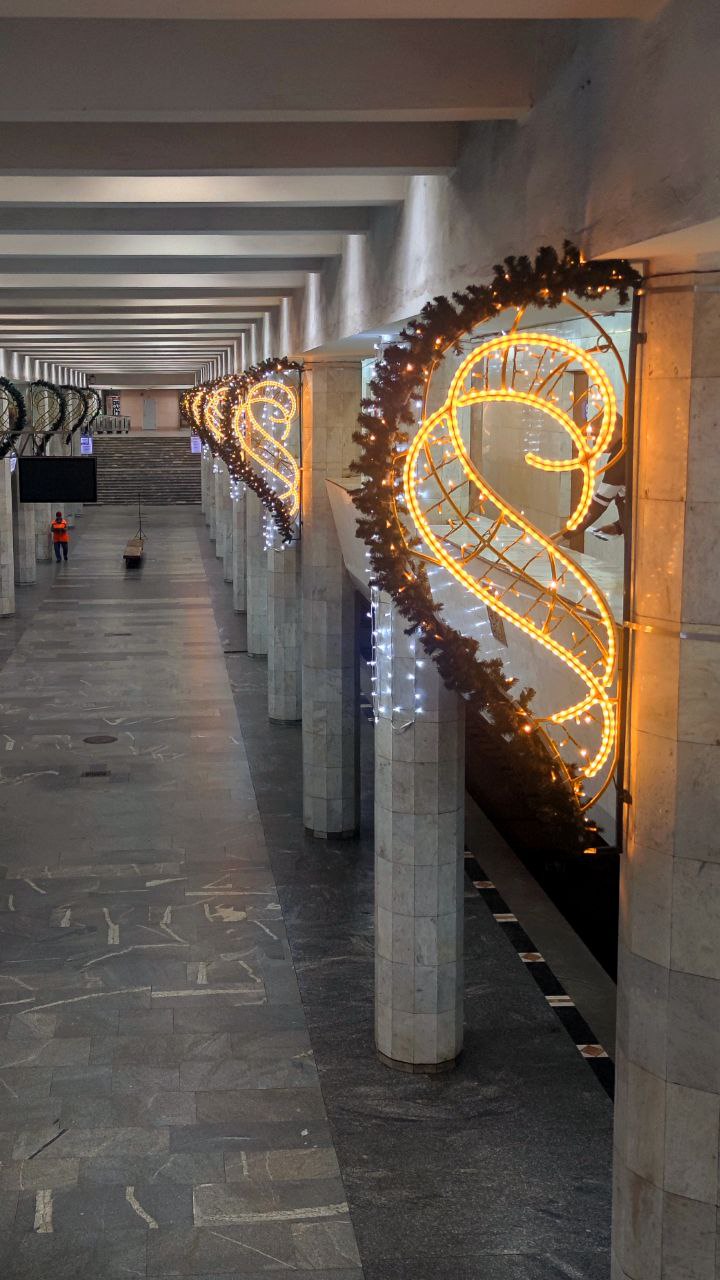 у Харкові вже почали встановлювати святкові декорації в метро