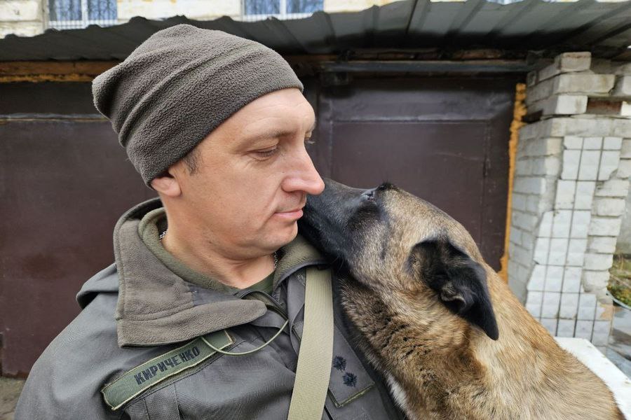 Шестирічний бельгійський вівчар Ірбіс та його бойовий побратим лейтенант Дмитро Кириченко