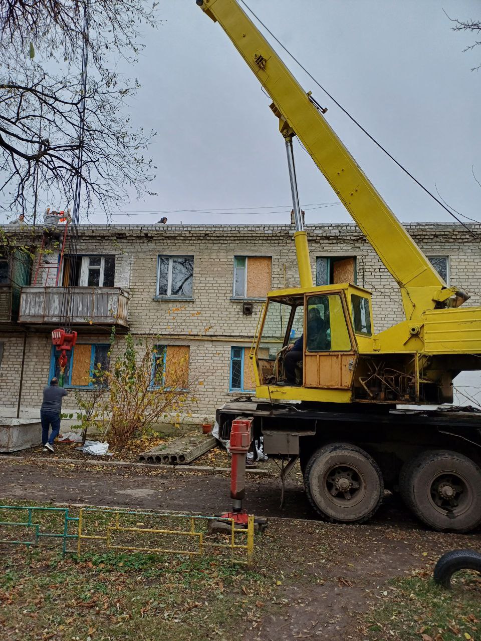  Донецька громада, техніка, задіяна на ремонті покрівель