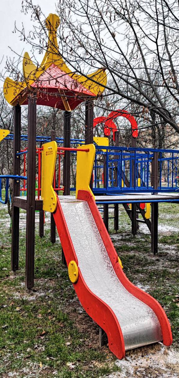 Сніг на дитячий гірці