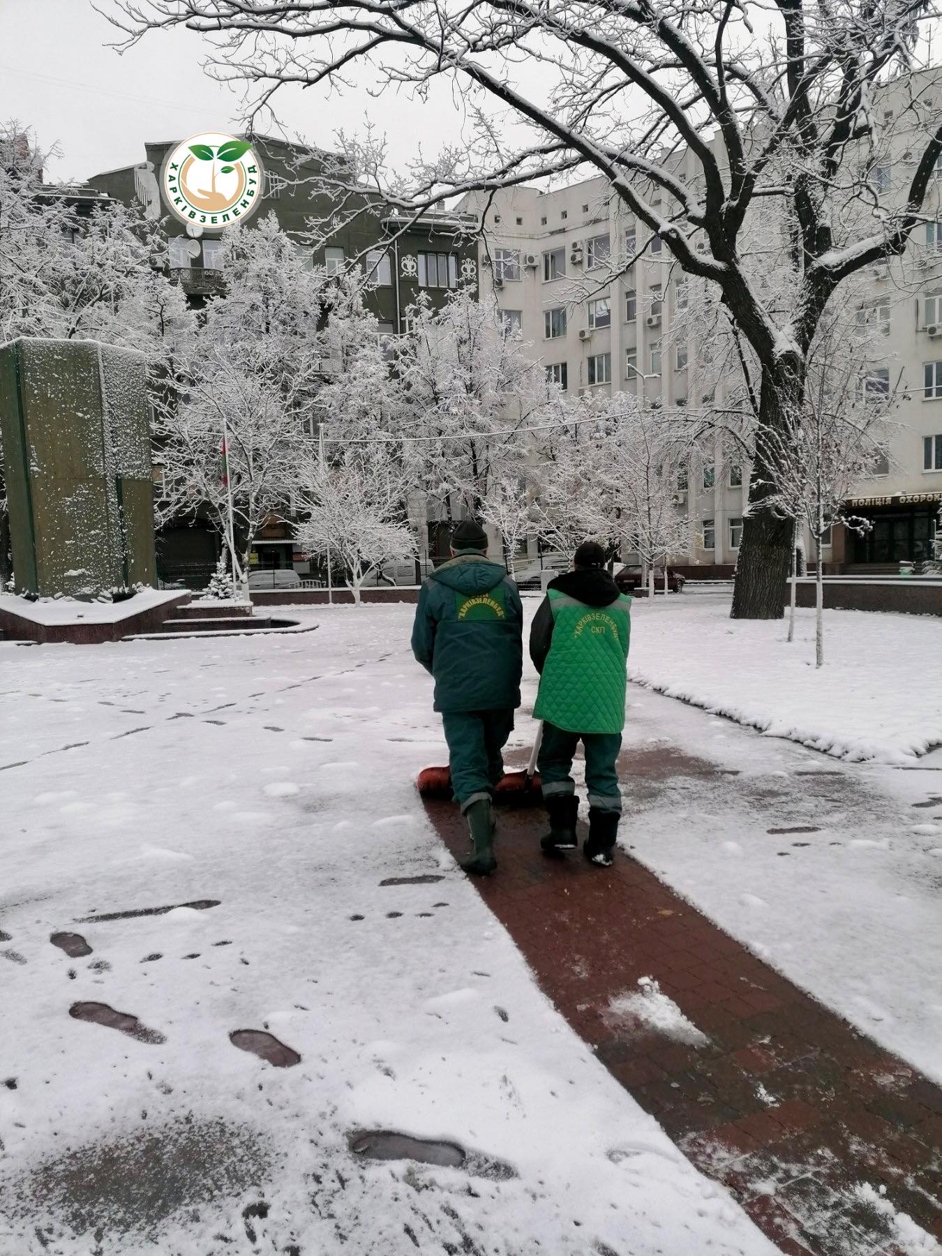 комунальники розчищають вулиці 