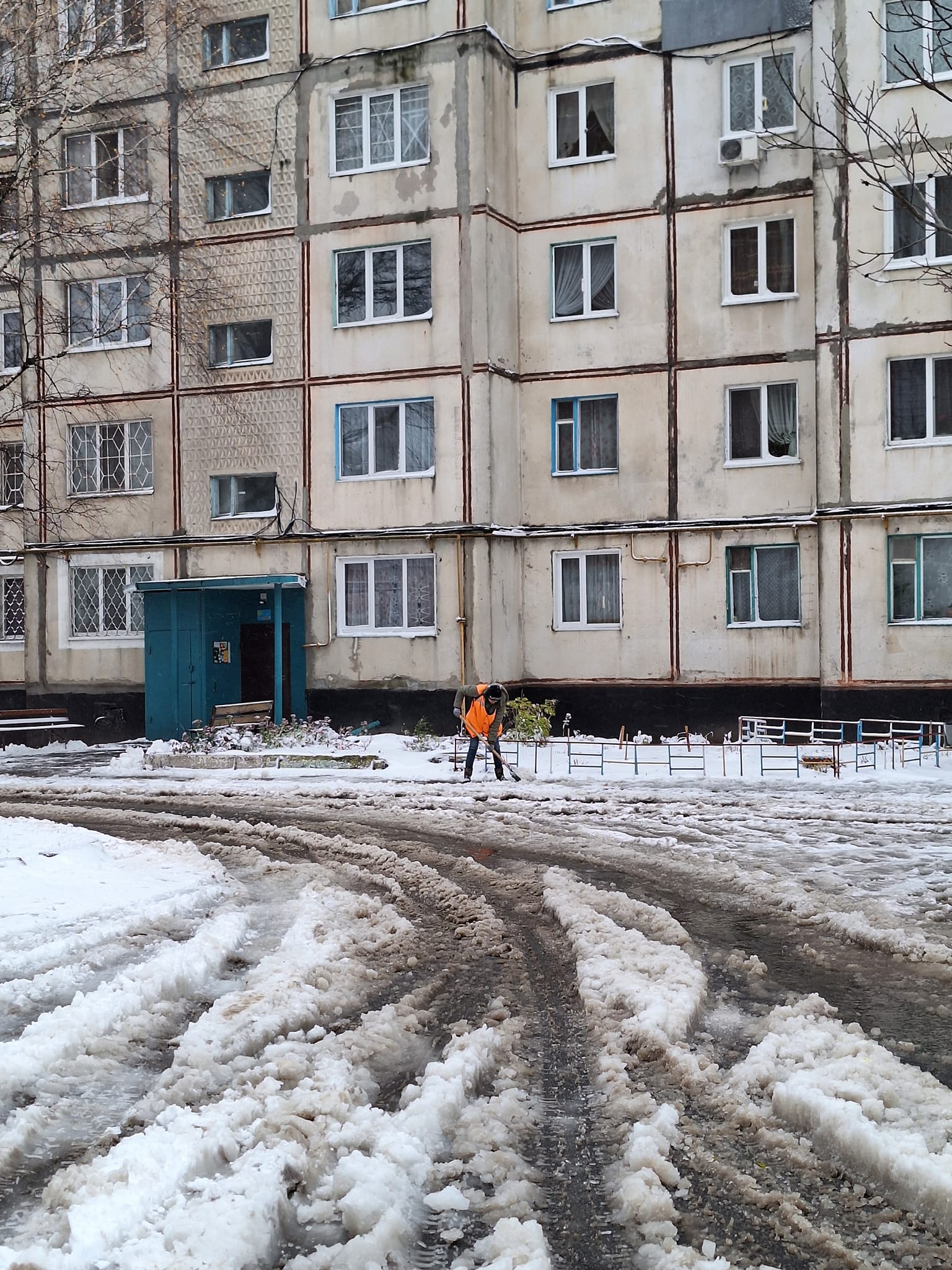 Комунальники прибирають у Лозовій 