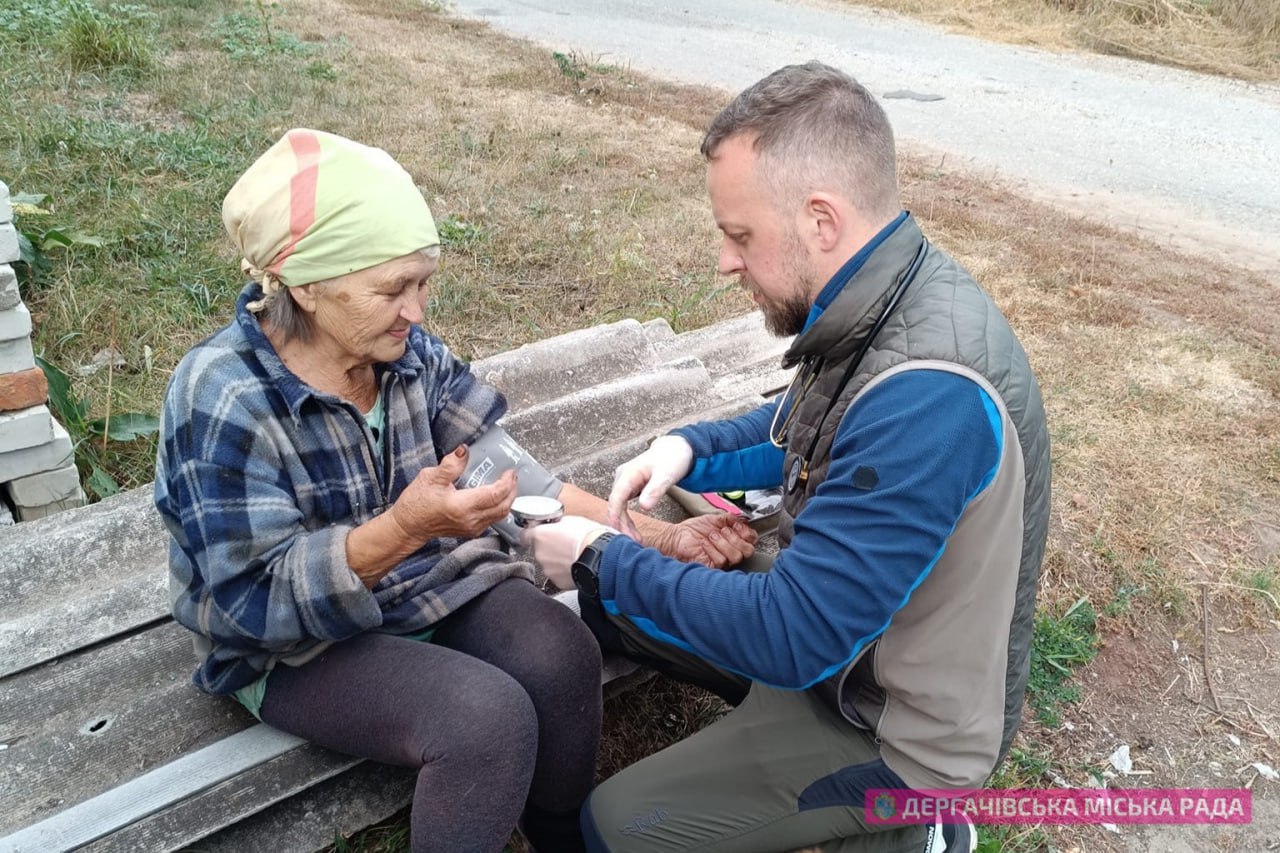 Литовські лікарі проводять огляди мешканців Дергачівської громади на дому