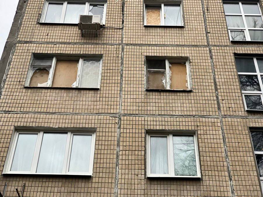 Харків, будинок з вибитими внаслідок обстрілів вікнами 