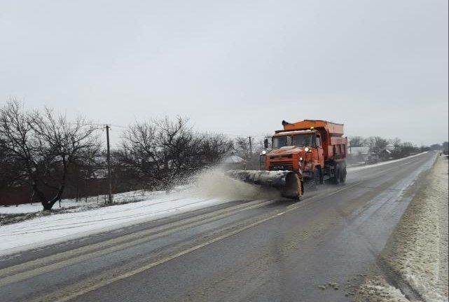 Харківська область, дороги розчищають від снігу 1 грудня 2023