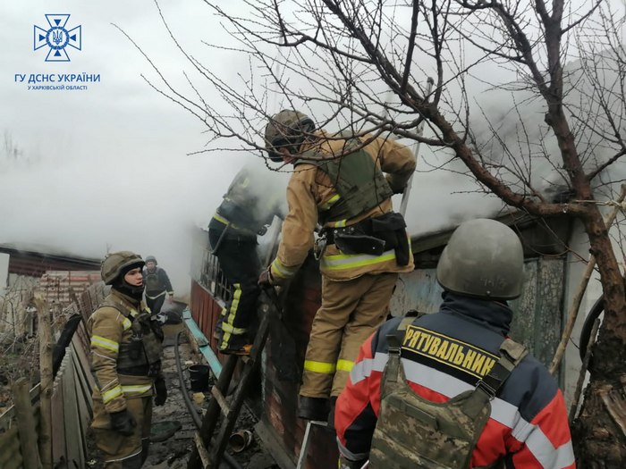 Селище Куп’янськ-Вузловий, рятувальники ліквідують пожежу