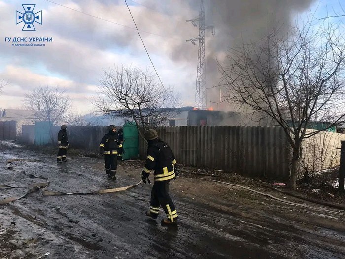 Козача Лопань. ДСНС ліквідують пожежу після влучання ворожого снаряду