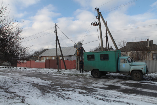 Село Дубівка Дергачівської громади. Працюють енергетики Харківобленерго