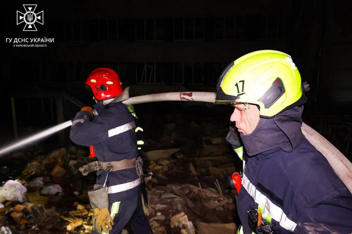 Харків, рятувальники ліквідують наслідки ракетного удару 8 грудня 2023