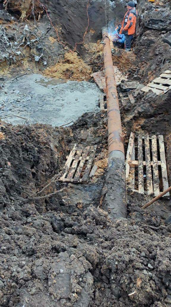 Пошкоджений обстрілами газопровід у Великому Бурлуку 