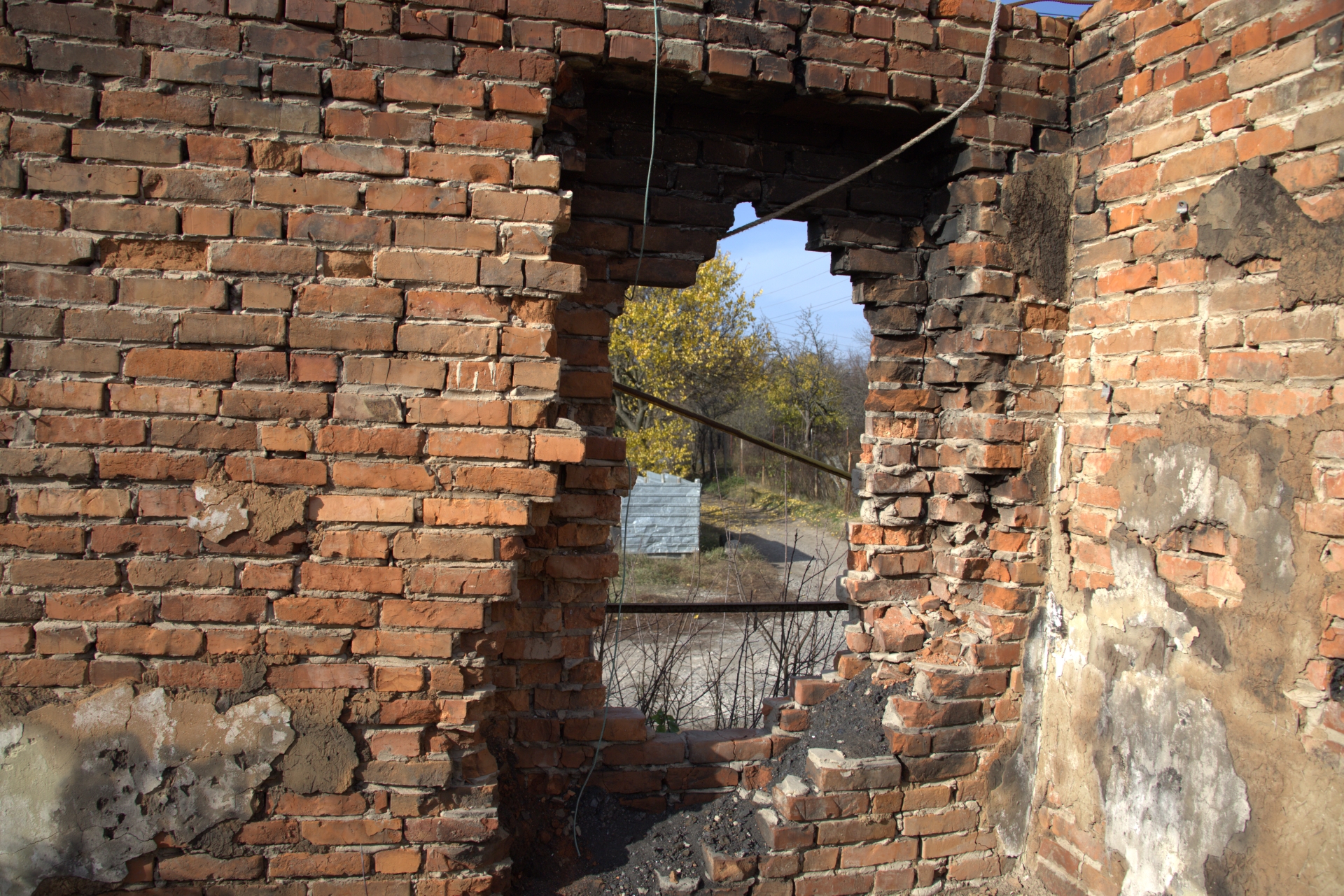 Дірка, яка залишилася після влучання снаряду в будинок Дорошенків