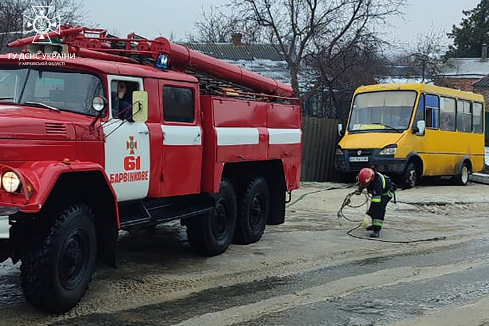 Барвінкове. Автобус не може подолати слизький підйом 