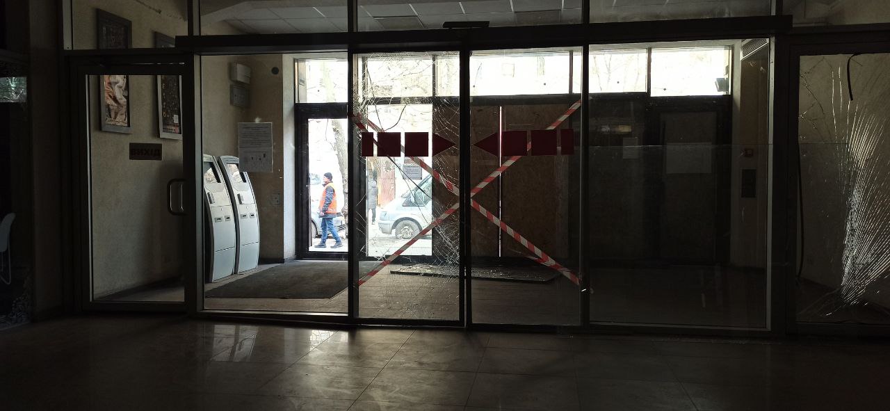 Пошкоджені двері після обстрілу, Харків