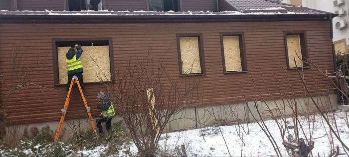 Харків, зашиті фанерою вікна після вибухів 