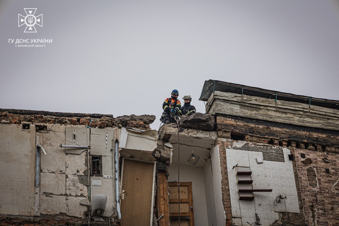 Рятувальники на зруйнованому будинку