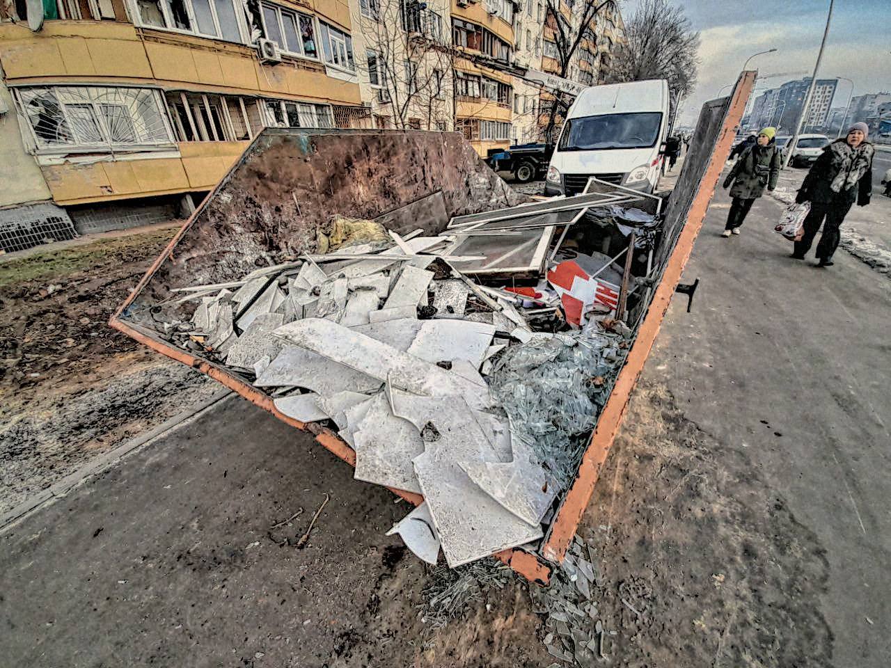 Частини пошкоджених будинків у Харкові