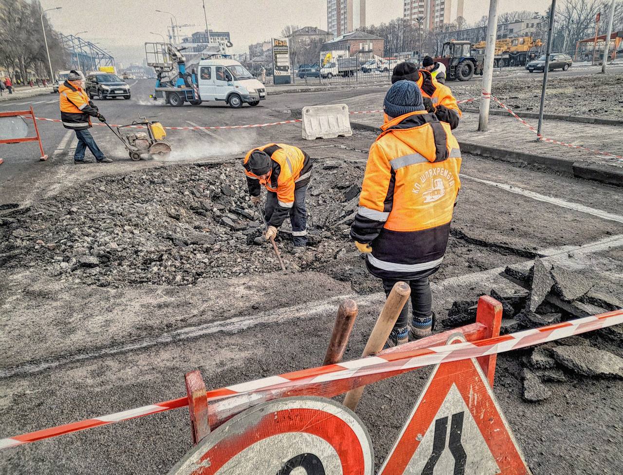 Дорожники ремонтують дорогу після обстрілу Харкова