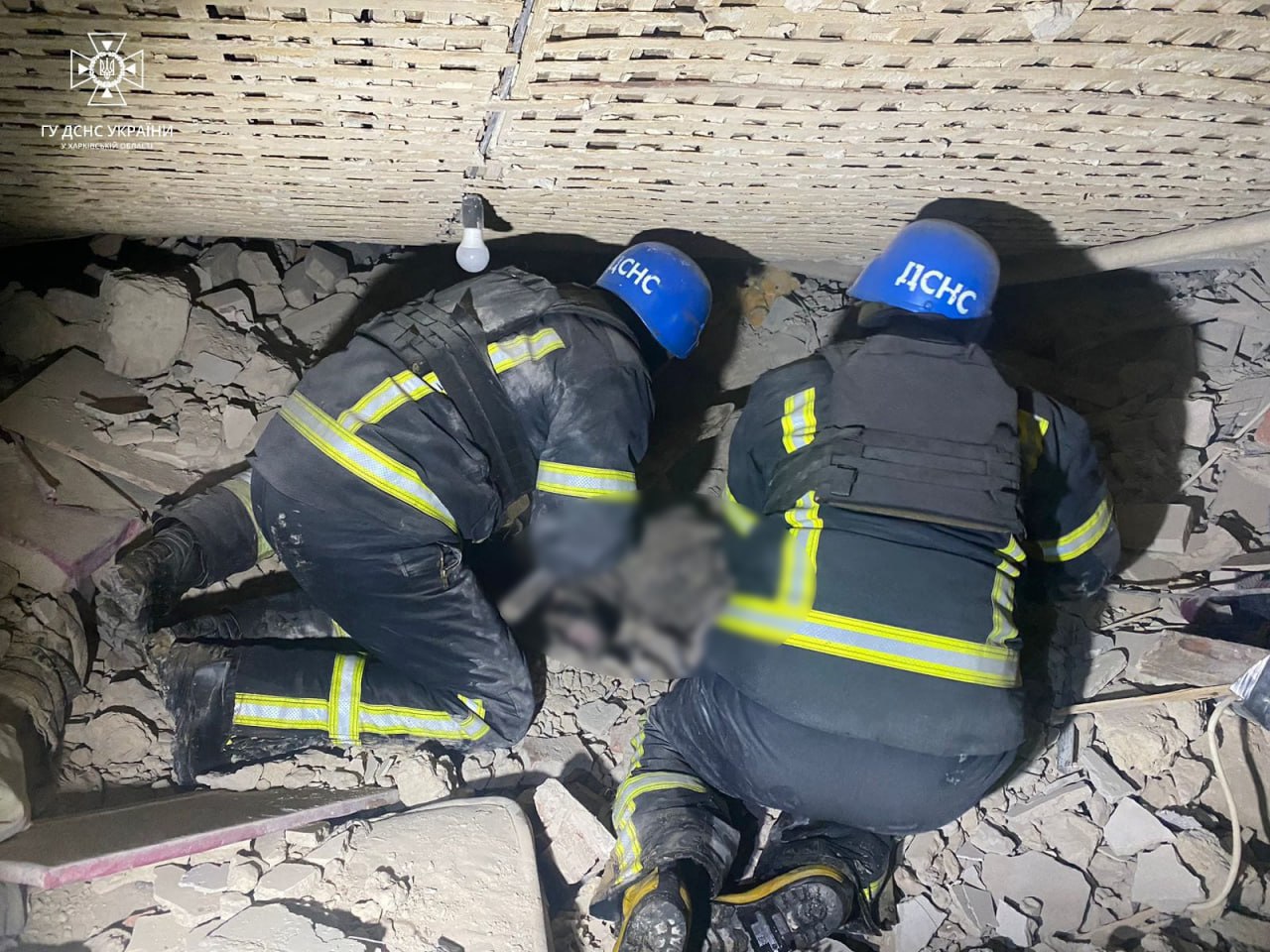 Рятувальники дістають тіло жінки з-під завалів у Водяному, Харківська область