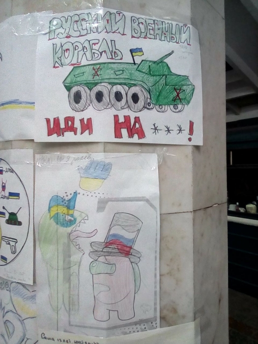 Малюнки дітей у метро/фото: Катерина Задніпровська
