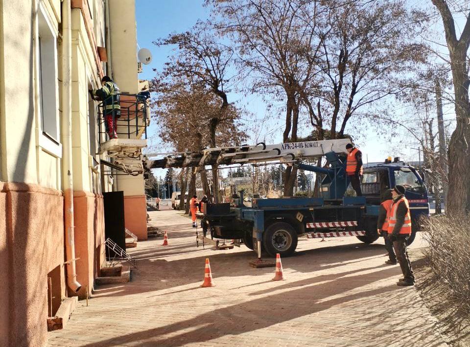 Харків, комунальники зашивають вибиті вікна