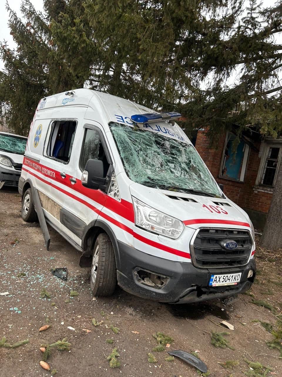 Пошкоджена машина "швидкої" у Бугаївці
