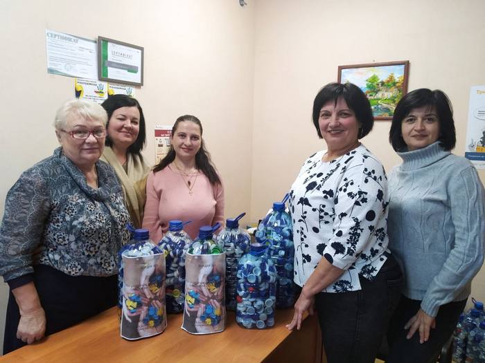 У Малинівській громаді постійно йде збір пластикових кришечок на потреби ЗСУ, Харківська область
