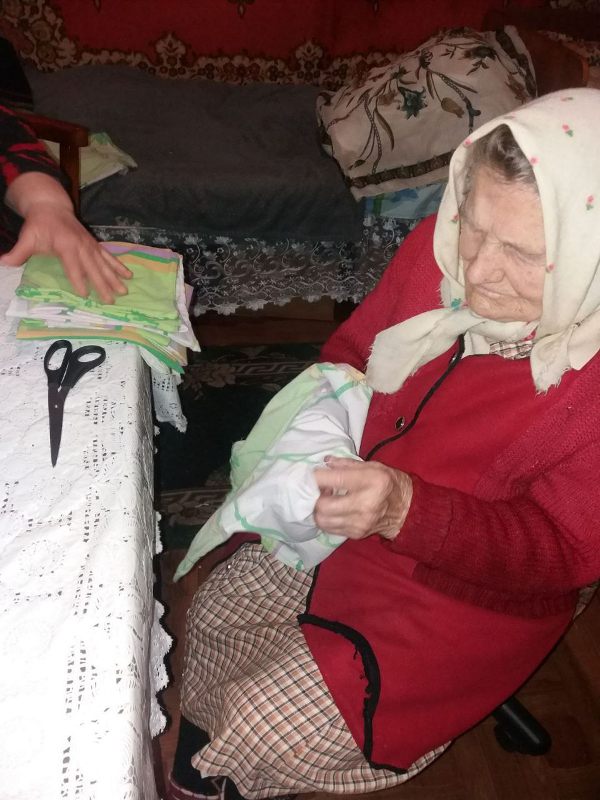За шість місяців 95-річна жителька Малинівської громади зшила для наших захисників близько 80 подушок, Харківська область