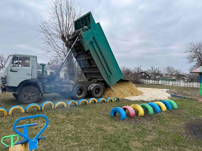 У березні на дитячі майданчики Біляївської громади завезли пісок, Харківська область