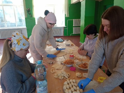 Учителька Степанець разом з учнями готує страви для військових
