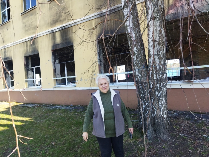Ліна Маєвська біля зруйнованої 134 школи/фото: Слобідський край