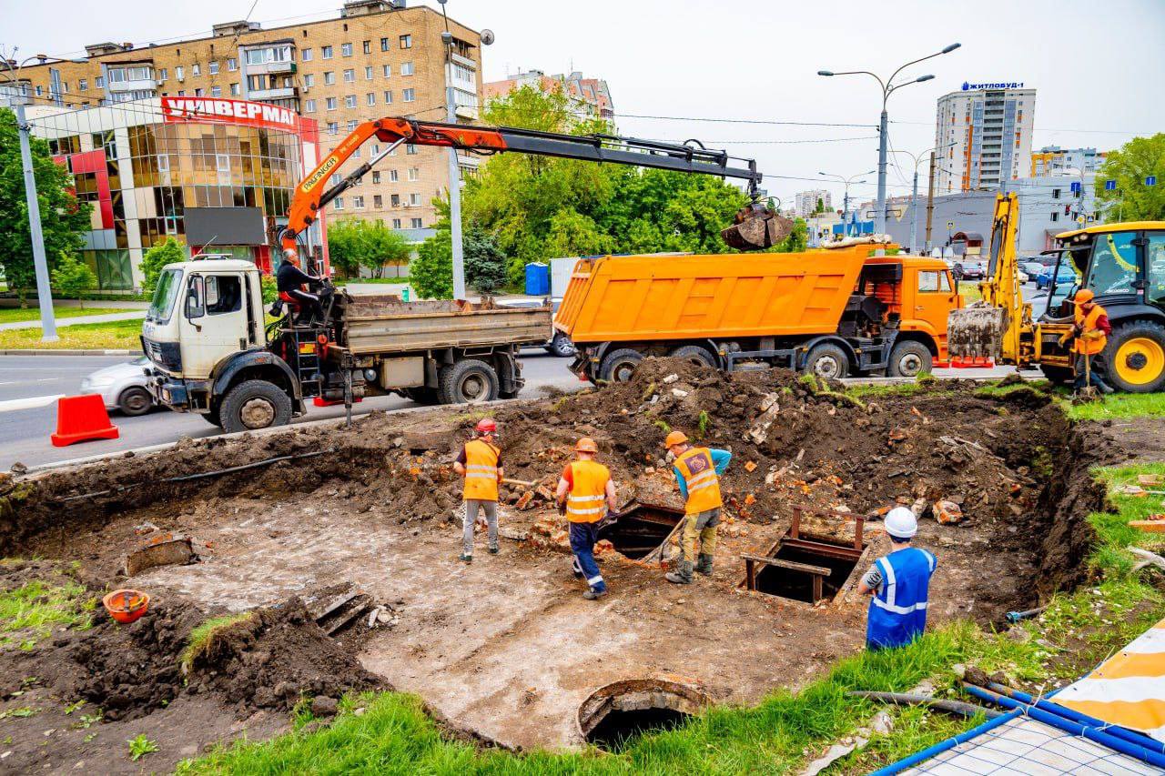 Харків, кругла клумба на проспекті Гагаріна 