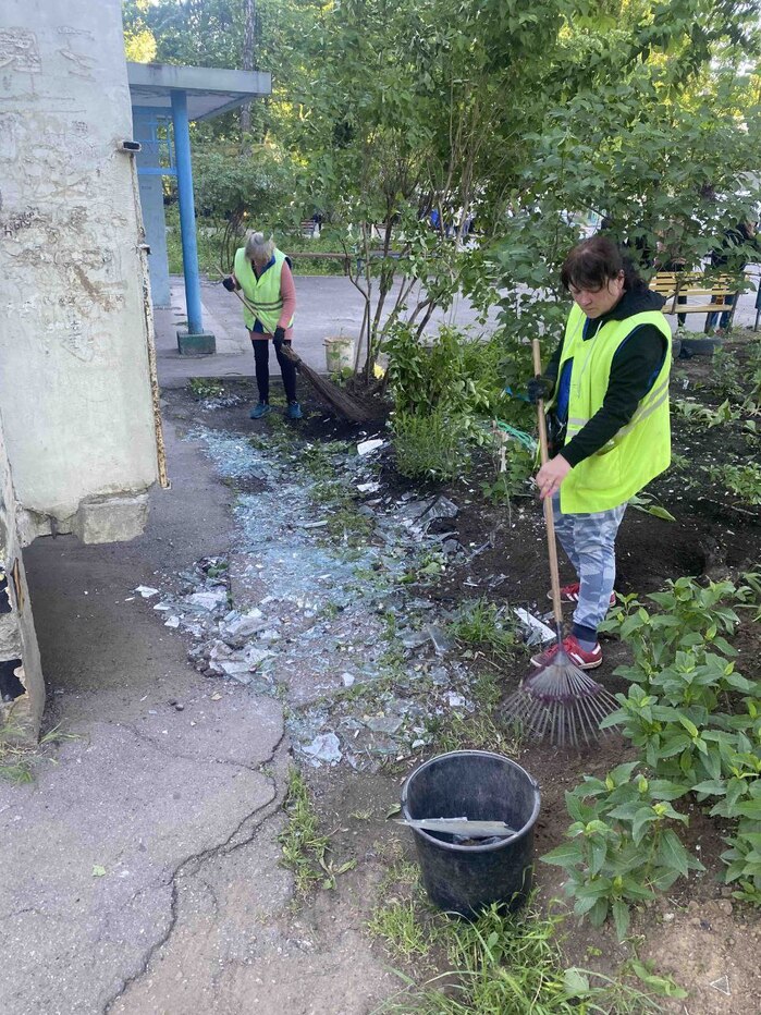 У Харкові усувають наслідки прильотів по спортмайданчику