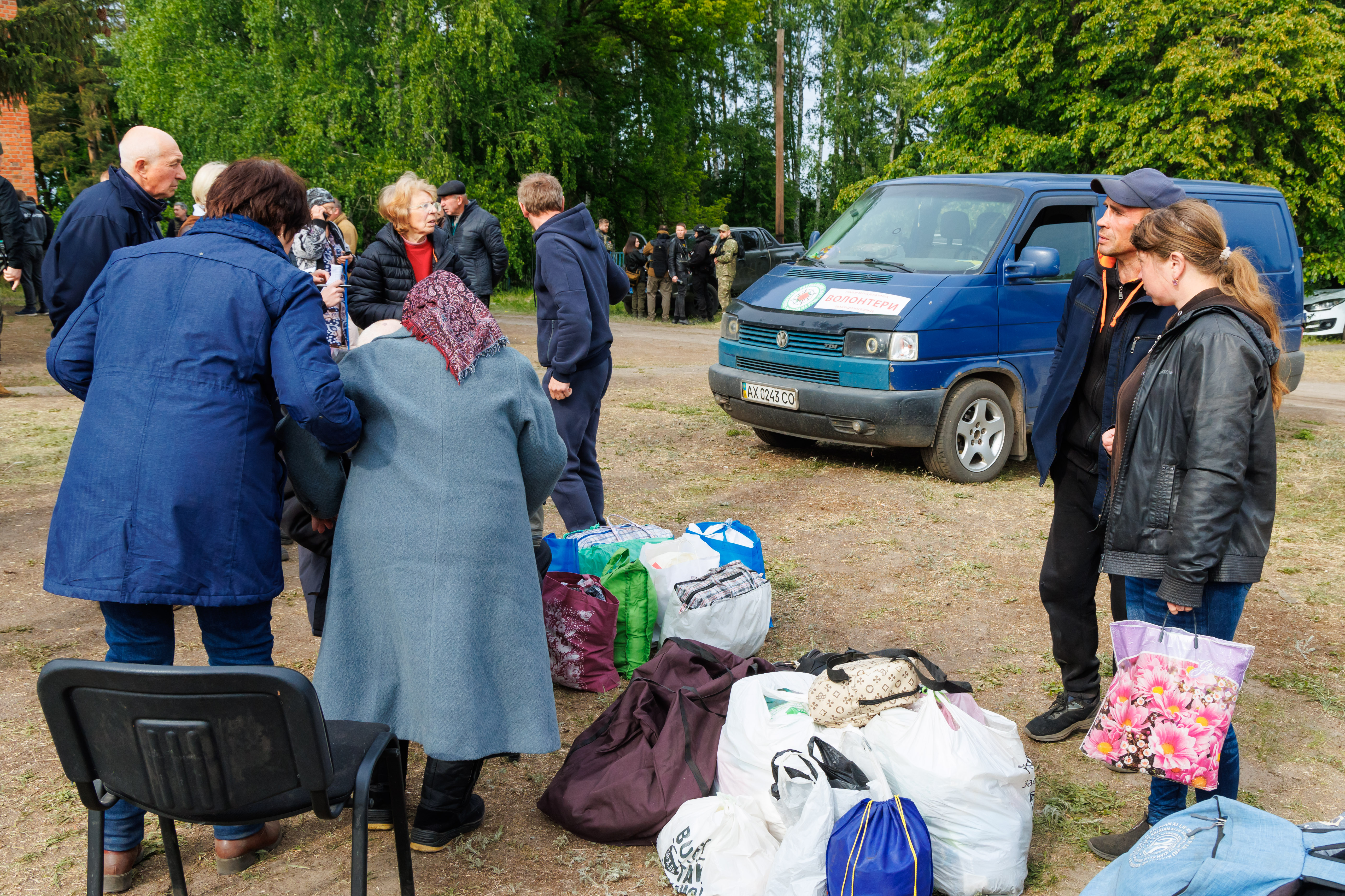 люди виїжджають з Вовчанська 