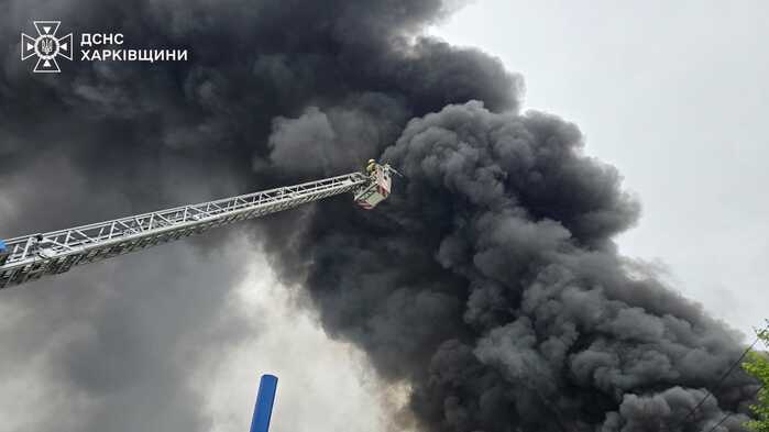 Пожежа внаслідок ворожого авіаудару Харкова