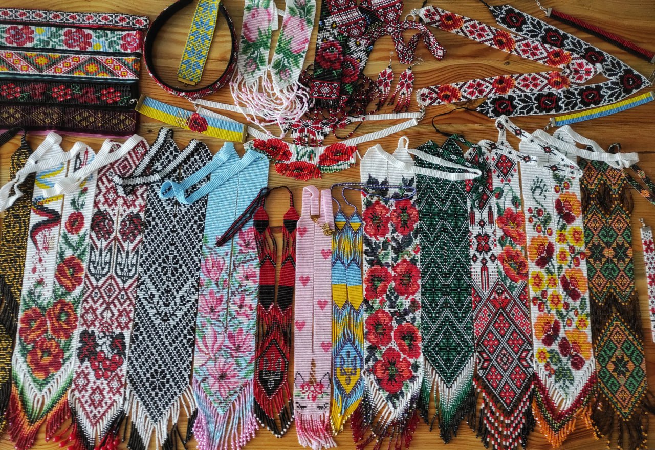 Шийні прикраси, які вручну виткала Альона