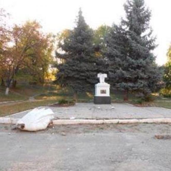 Нижня частина пам'ятника Леніну залишилася на постаменті, а верхня лежить на землі.